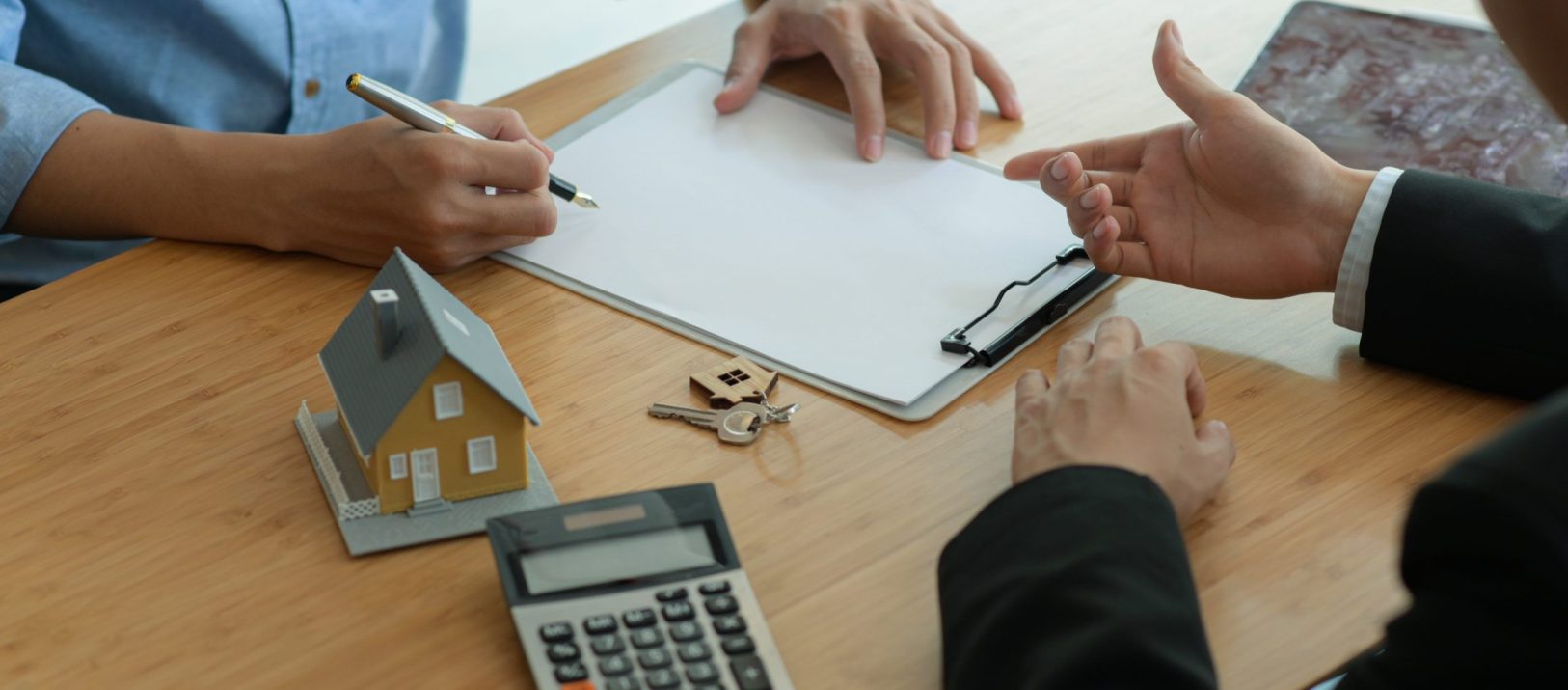 Insurance agents are introducing customers to sign real estate insurance contracts.